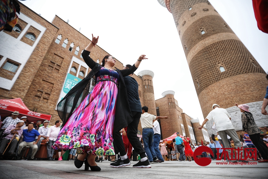 新疆乌鲁木齐国际大巴扎 各族人民和歌起舞