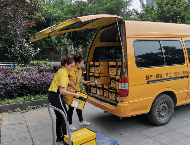 她就返回贵州考了驾照和货运资格证,从此开始了驾驶之路