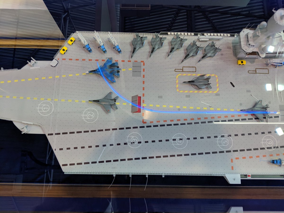 海事展上俄罗斯展示航母模型 搭载28架舰载机