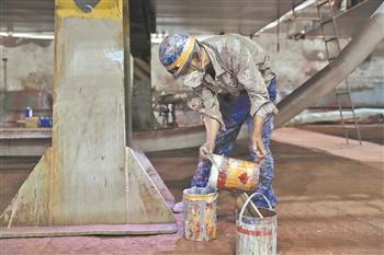 7月3日,造船厂涂装课的油漆工正在调漆. 薛晓秋 摄