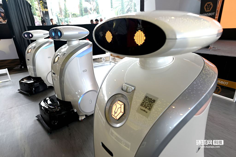 3 人类好帮手 自动清洁机器人亮相新加坡
