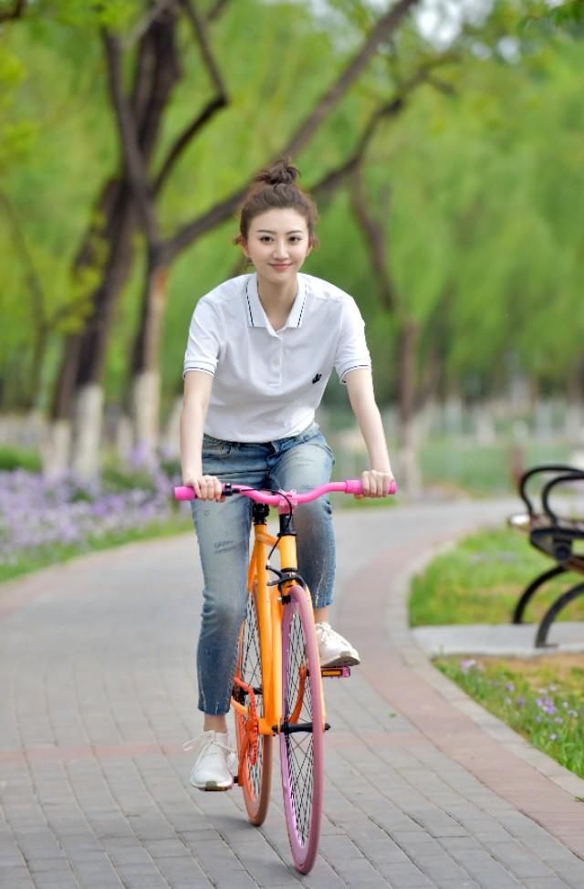 景甜一组户外骑车照白t搭浅色牛仔裤,这车和人一样清新甜美