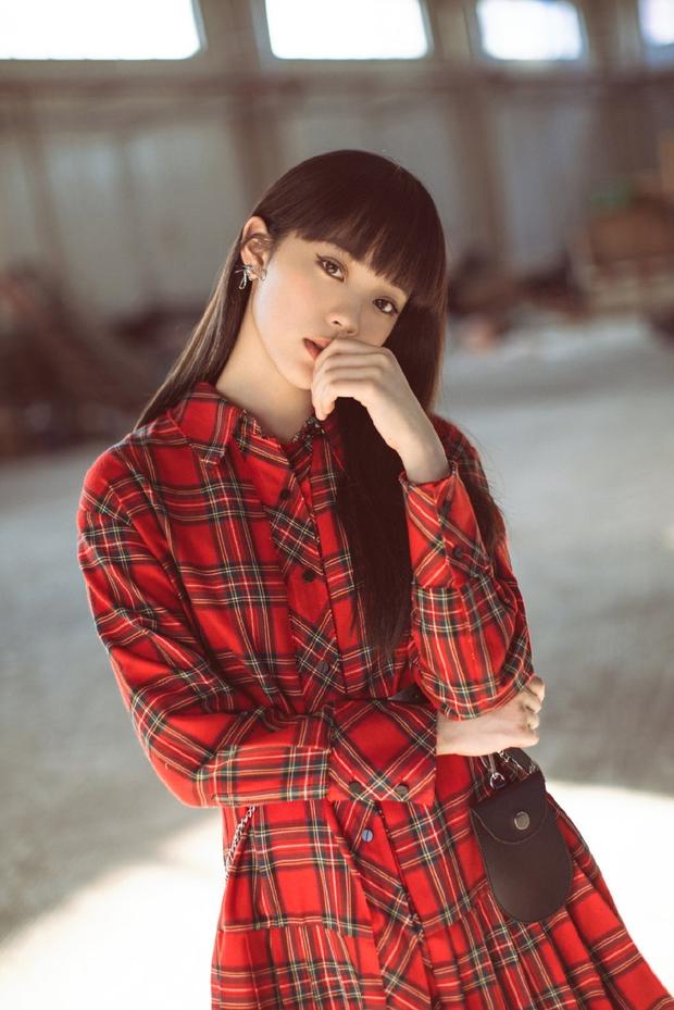 欧阳娜娜新写真曝光齐刘海配眼线萌妹子变酷girl