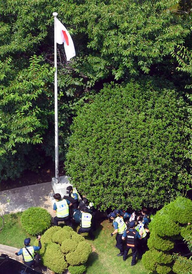 韩国6名青年闯入日本釜山领事馆抗议，高喊“日本道歉”