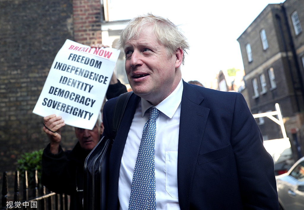 英国保守党新党魁将揭晓 约翰逊现身竞选总部