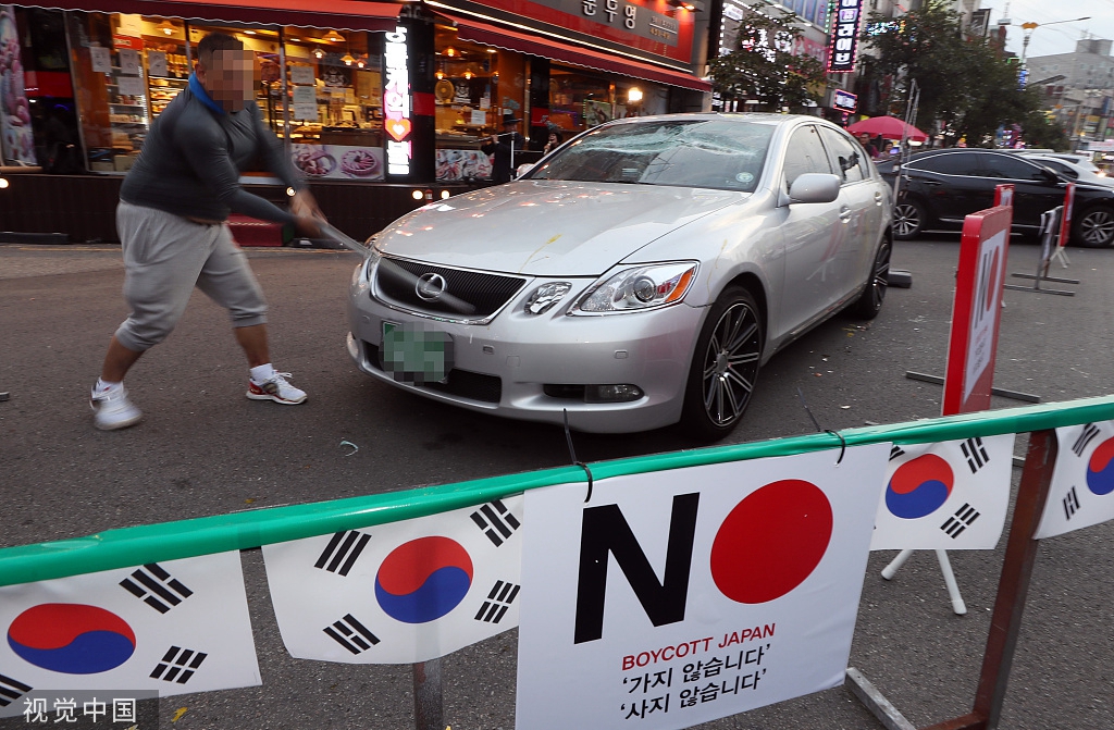 韩国民众持续抗议日本出口管制男子怒砸日系车