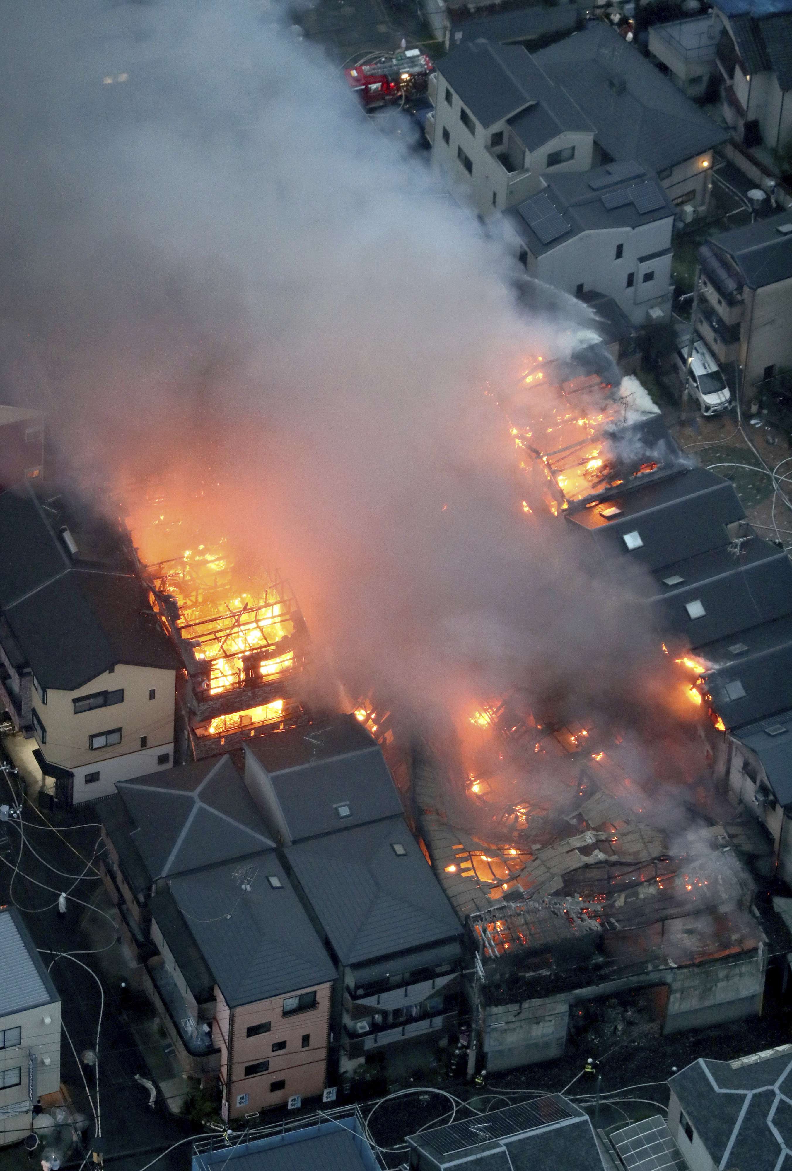 日本大阪一工厂突发大火 火势凶猛烧空屋顶