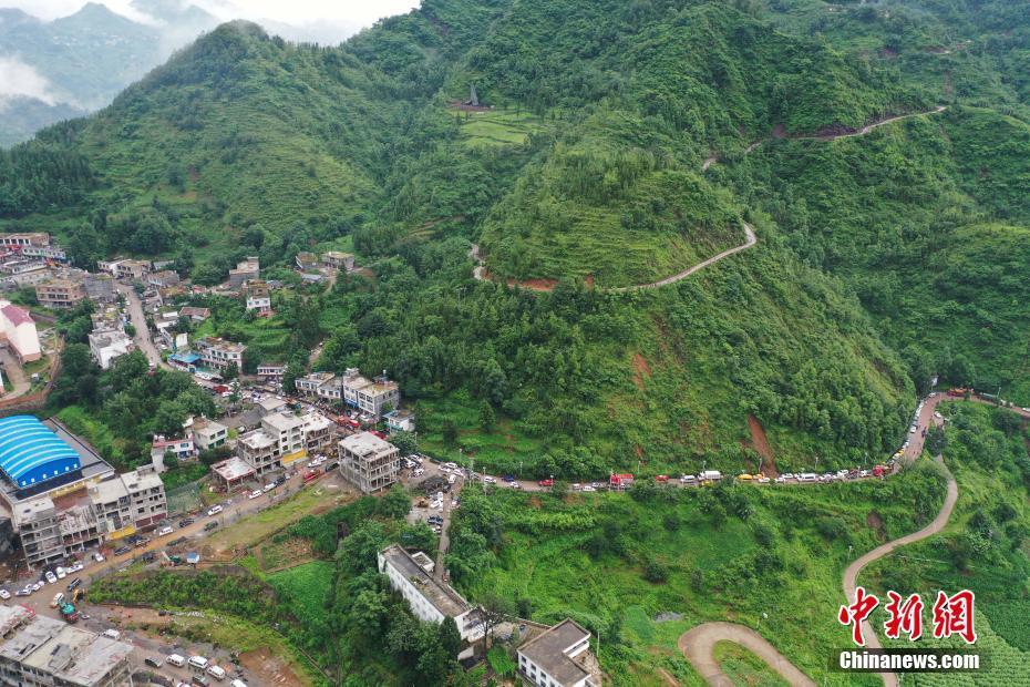 贵州六盘水市水城县发生山体滑坡21幢房屋被埋