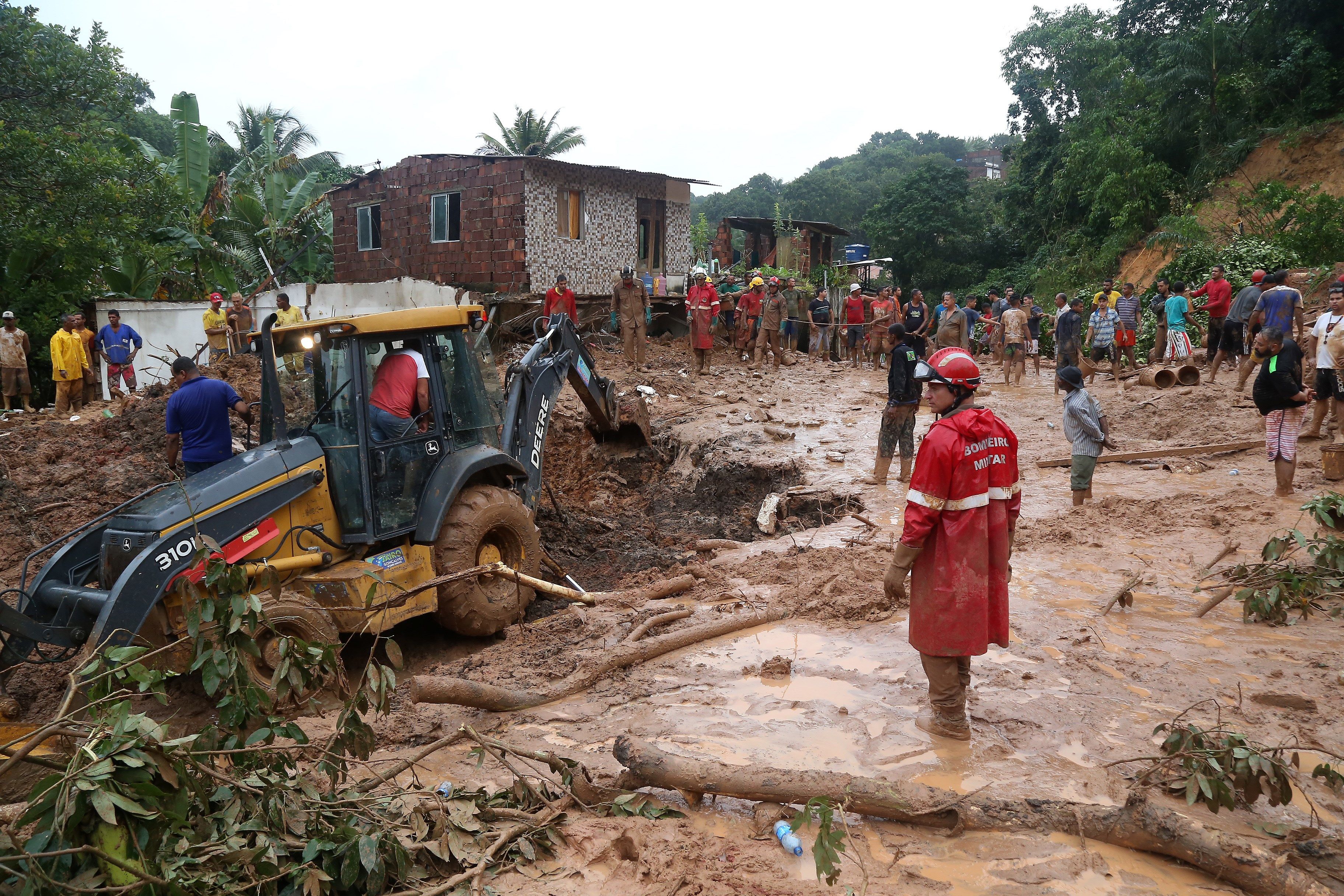 巴西东北部城市遭暴雨引发洪灾和山体滑坡 造成13人死亡