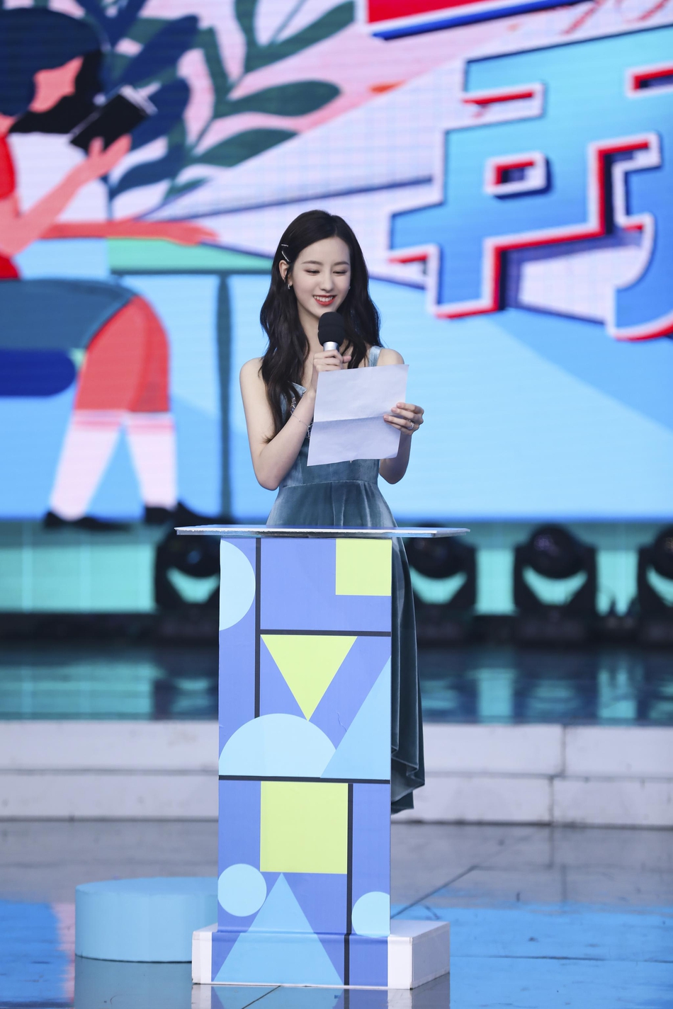 是小淑女七月没错陈都灵登快本墨绿长裙配卷发端庄文静