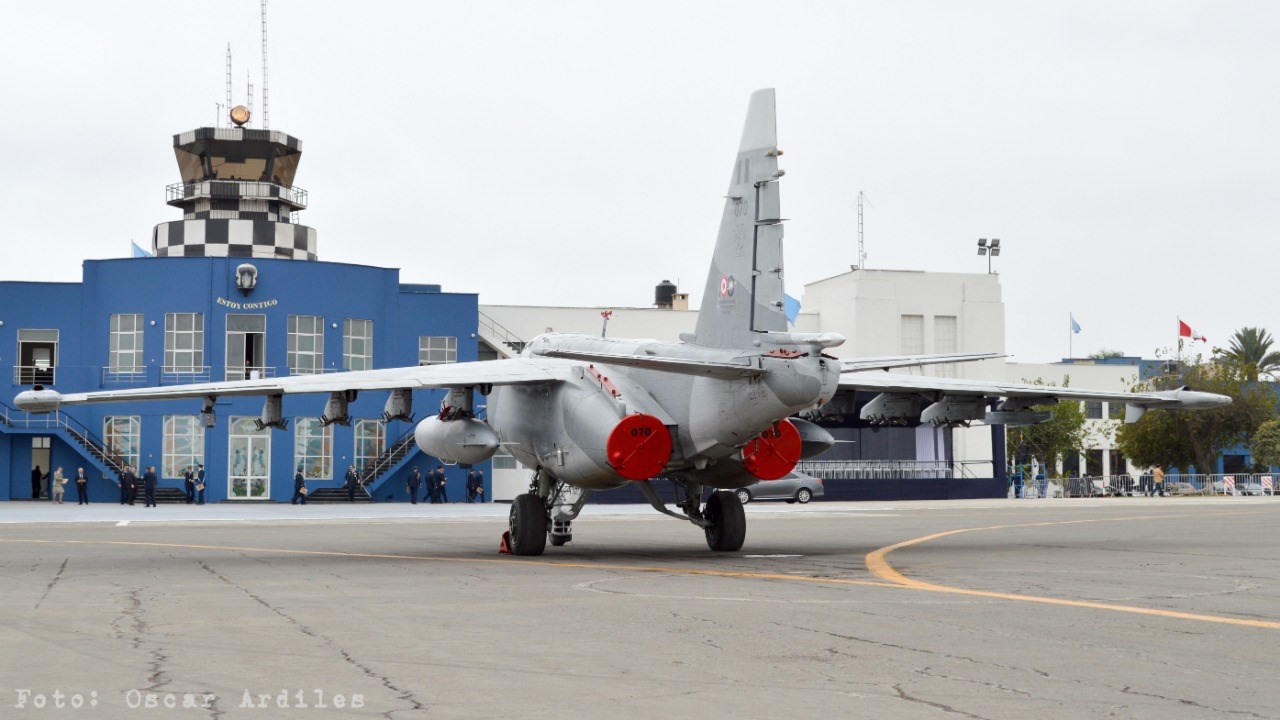 秘鲁空军举行盛大阅兵 特种兵扛重型狙击枪受阅