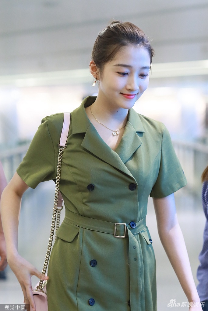 关晓彤穿ol装温柔甜笑 美腿细长直气场大开