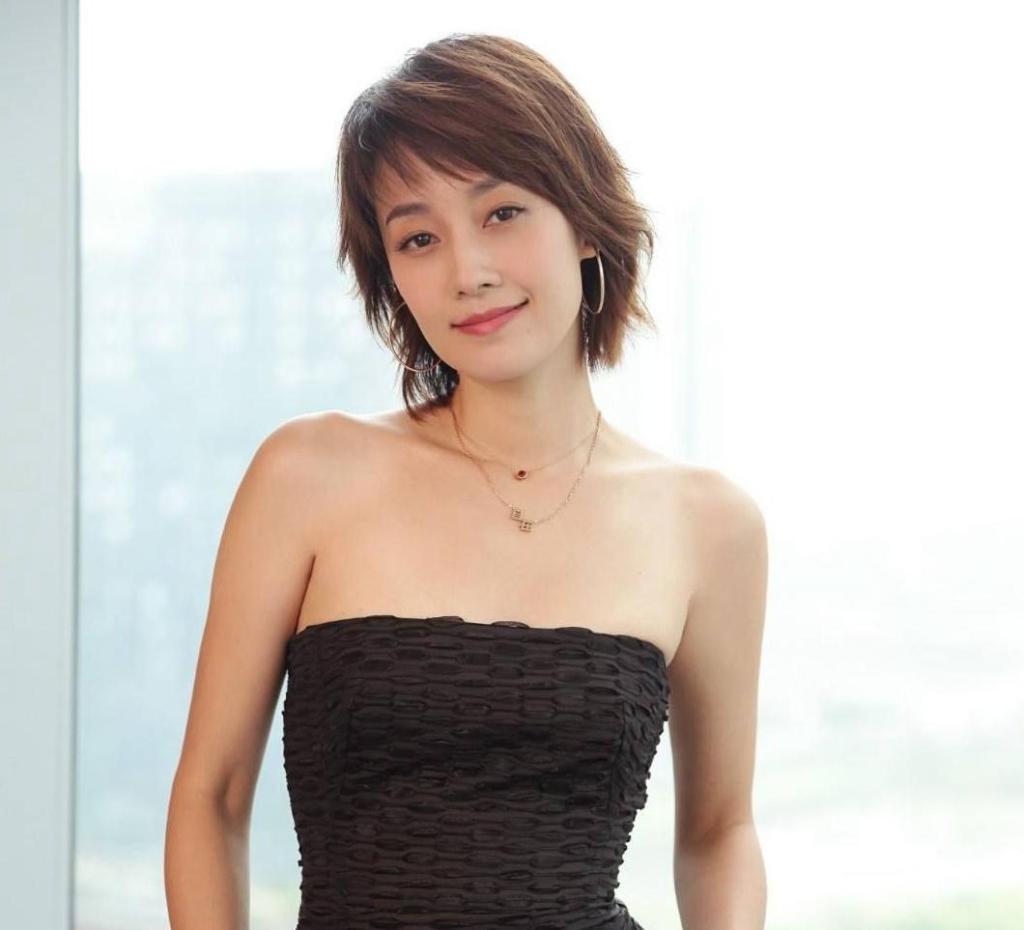 然而在现实生活中的马伊琍,气质低调,谈吐不凡,生活作风相当霸气.