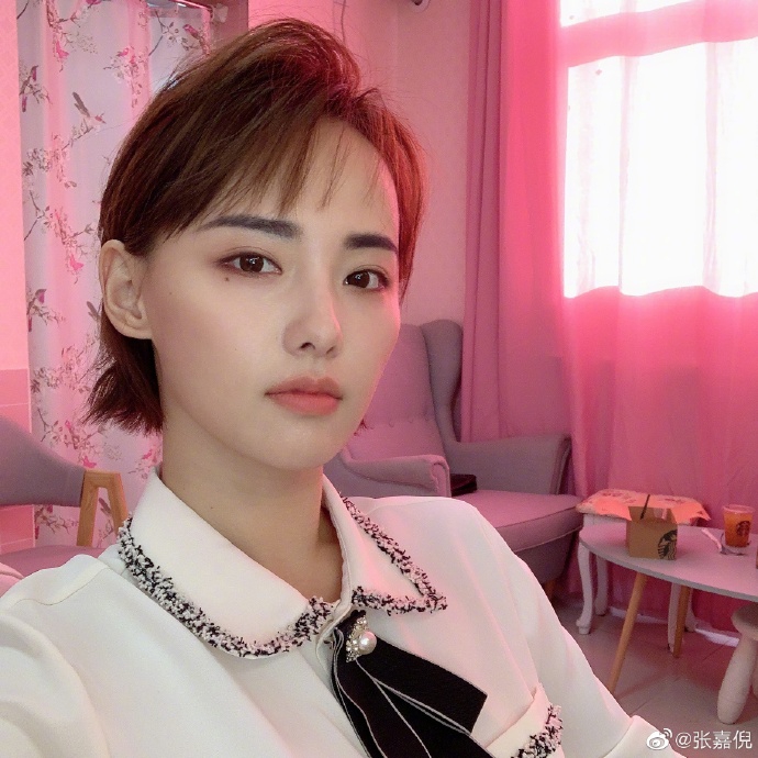 张嘉倪剪短发搭衬衫显御姐英气范儿 对镜wink活泼俏皮