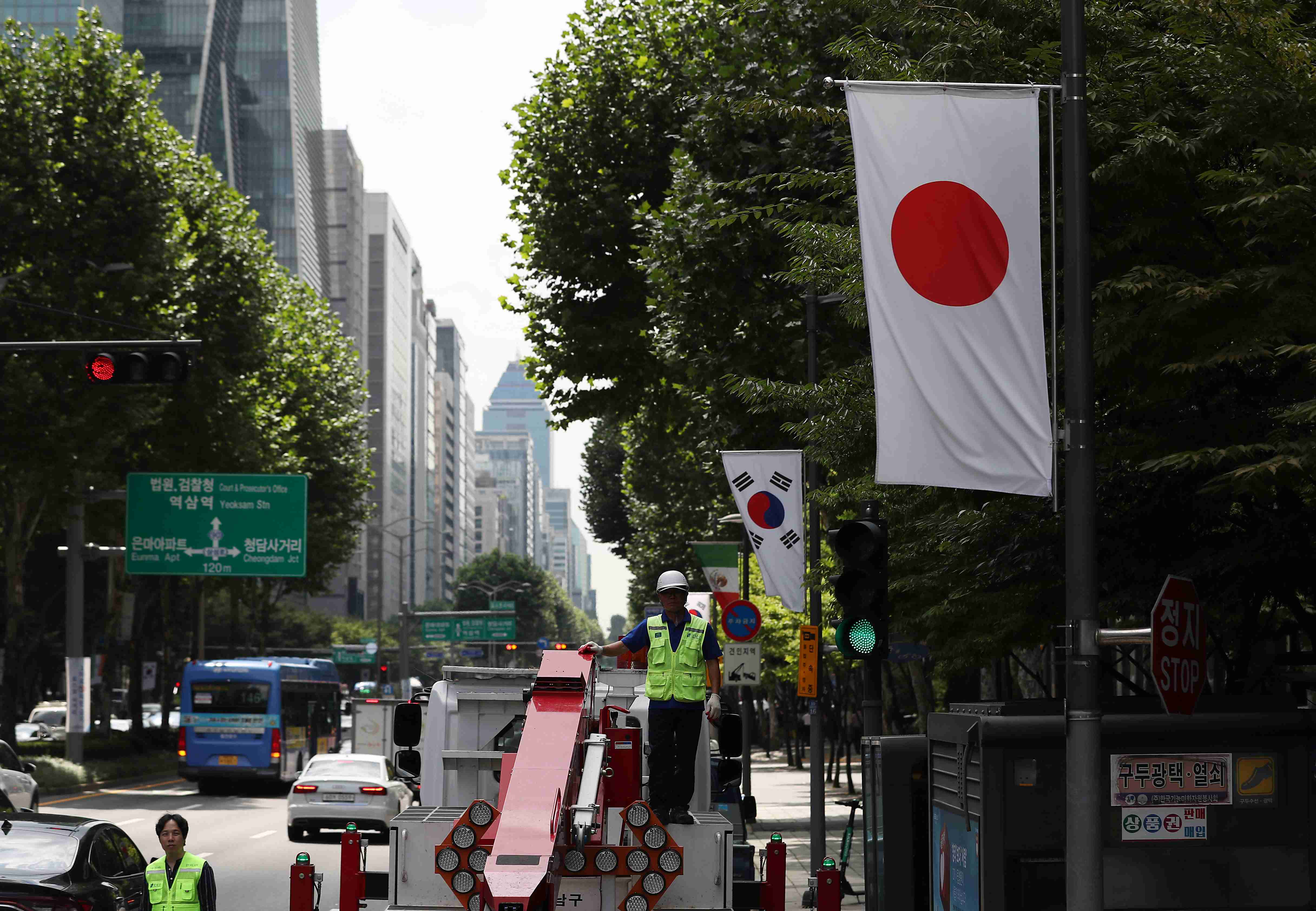 8 韩国"反日"情绪再升温 首尔街头日本国旗被拆除