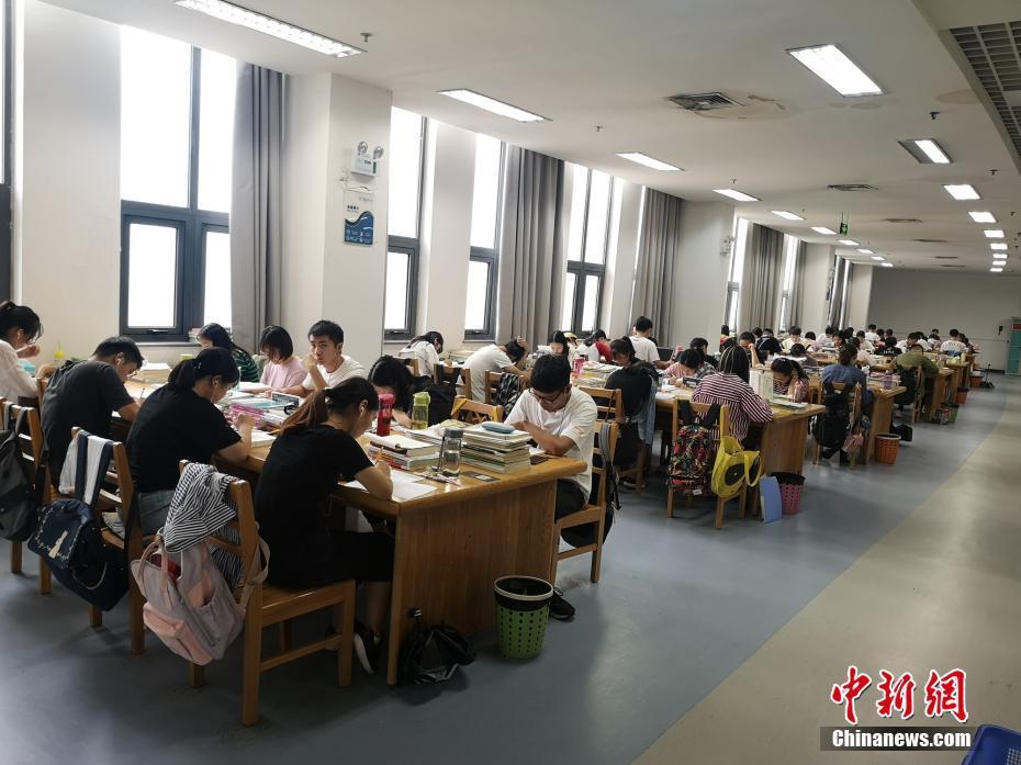 进到图书馆后,大学们认真学习 韩章云 摄