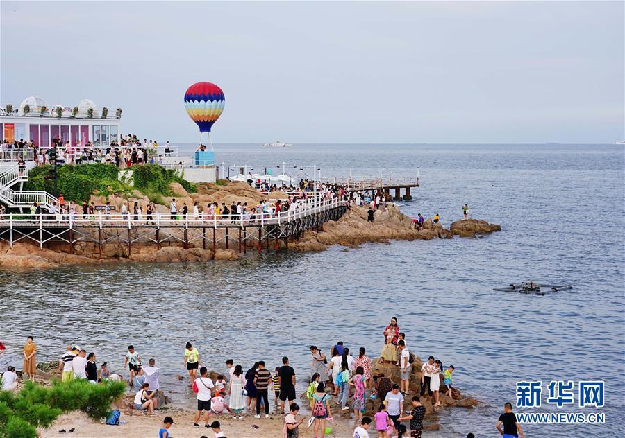 游客在秦皇岛市北戴河区碧螺塔海上酒吧公园游玩(8月3日摄.