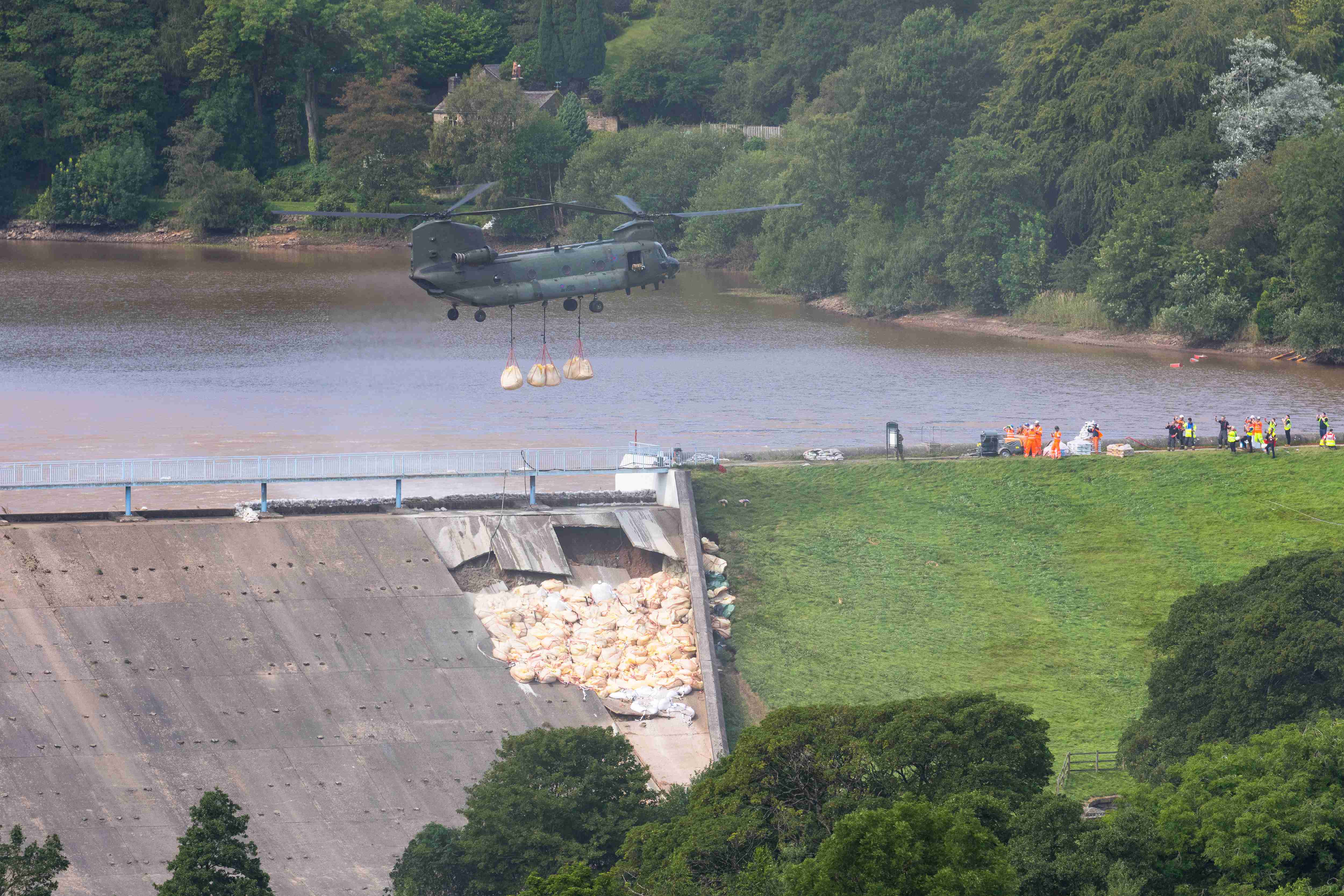 强降雨致英国水库大坝部分坍塌 千余撤离居民归期不定