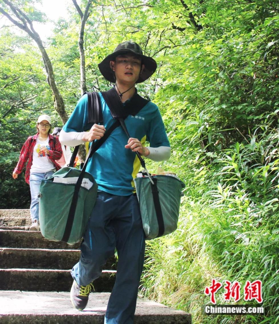 黄山90后邮递员:每天背百斤大包穿梭 从来无心看风景