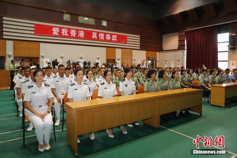 8月9日,解放军驻香港部队在枪会山军营组织第22次无偿献血活动,约400