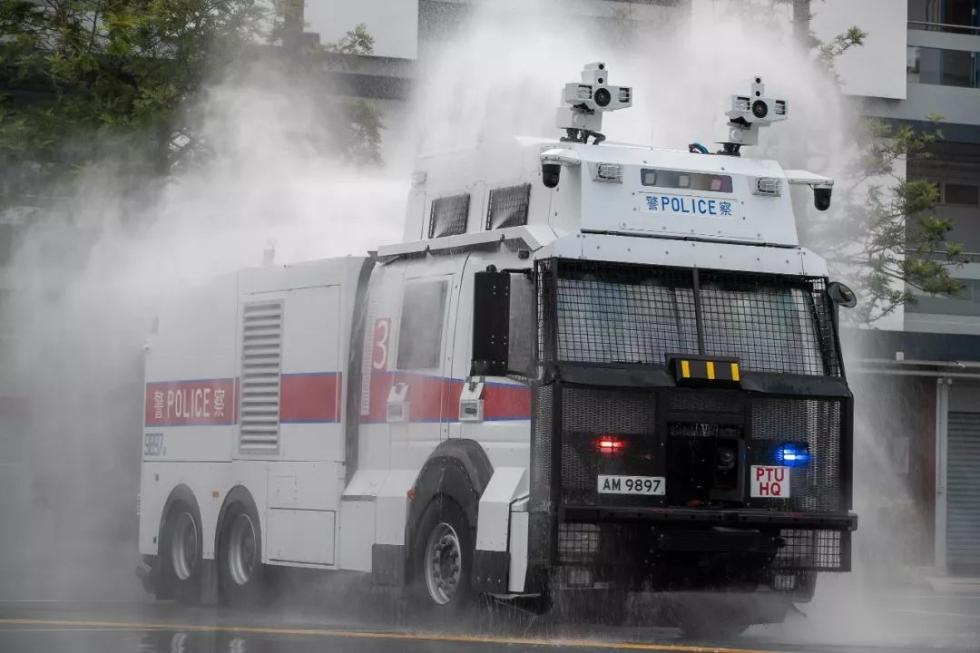 香港警方"水炮车"终于亮相!反对派现场捣乱遭何君尧