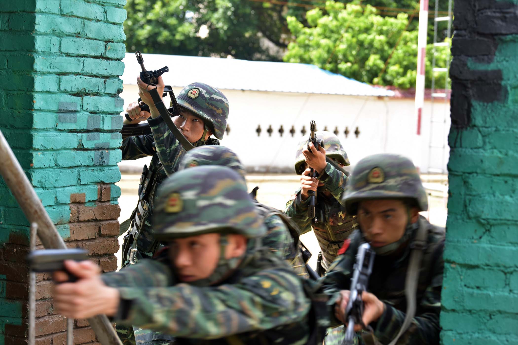 广西北海武警特战队员开展反劫持战斗演练