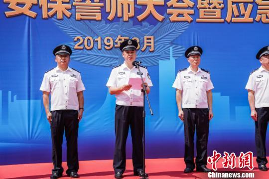 图为秦运彪在致辞 陈冠言 摄演练结束后,南宁警方