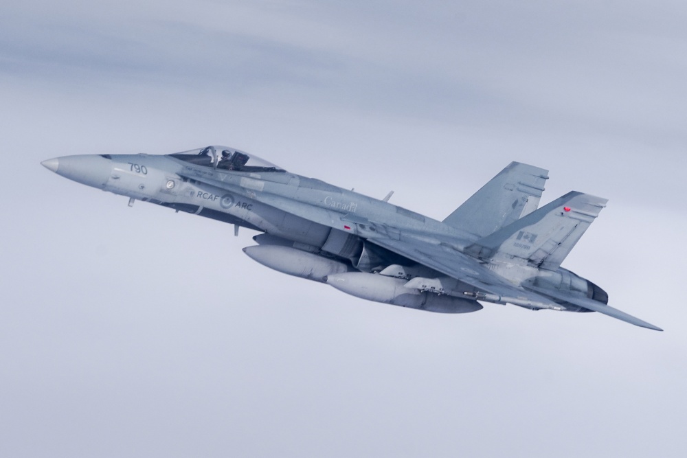 加拿大空军参加红旗军演 自带加油机空中加油