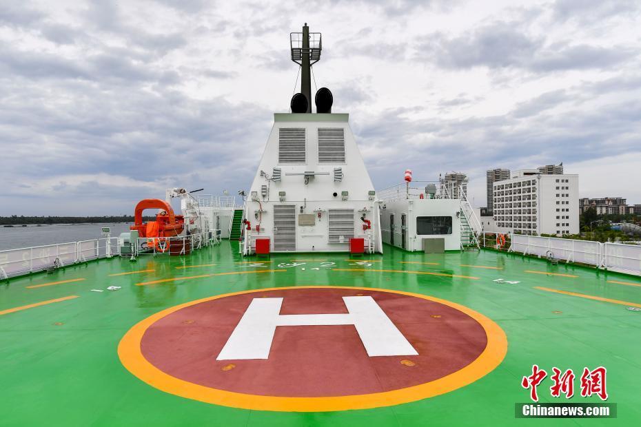海南省三沙市新建大型交通补给船 "三沙2号" 首航