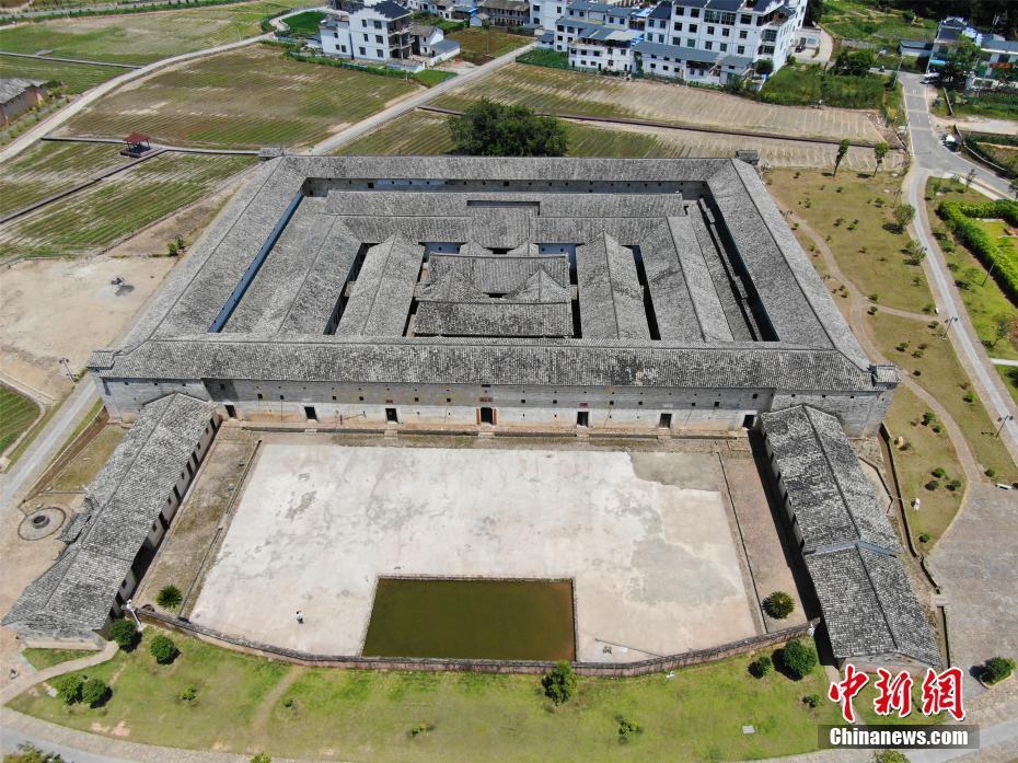 航拍中国最大方形客家围屋东生围