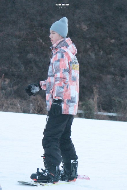 新浪娱乐讯 近日,王一博身穿拼色滑雪服挑战单板滑雪照片曝光,摔倒后