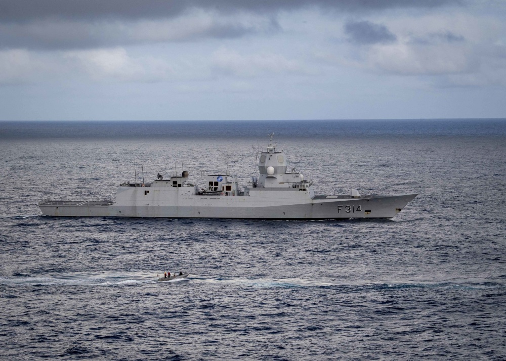 挪威海军宙斯盾舰与美国海军巡洋舰在大西洋合练