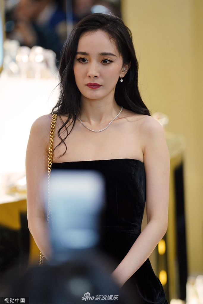 杨幂穿珍珠镶边长靴搭配黑色亮片裙继续slay全场.(视觉中国/图)
