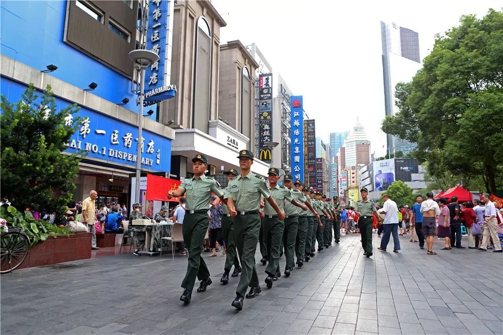 "南京路上好八连"迎来一群特殊的客人