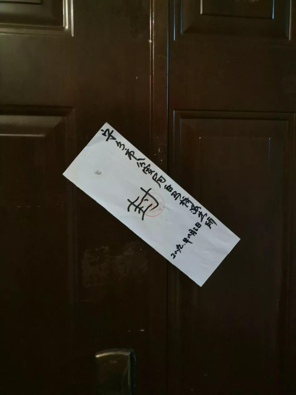 警方在死者家正门上贴上了封条.澎湃新闻记者 蒋格伟