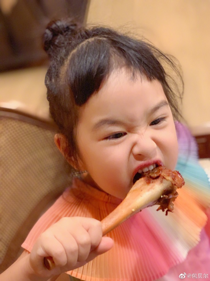 饺子啃大棒骨表情夸张哭态超萌 包贝尔调侃女儿是哪吒