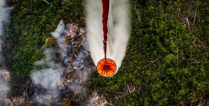 印尼森林火灾持续肆虐 消防员军人直升机多方