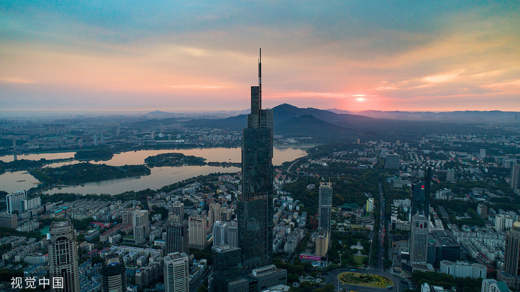 2019年9月24日,南京紫峰大厦上空日出绚丽迷人.