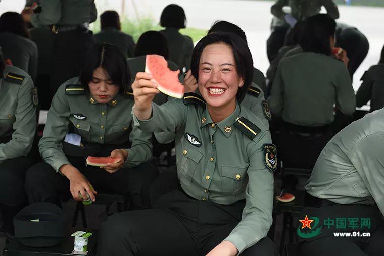 阅兵训练场,这是女兵方队的一天