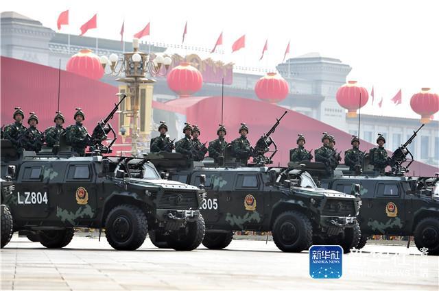 刘新)由16辆最新型反恐突击车和防暴装甲车组成的武警反恐突击方队,1