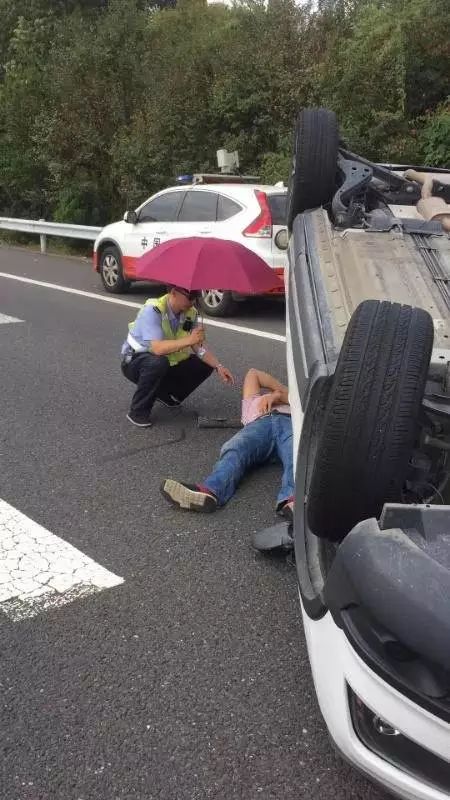 满满的关怀!翻车事故现场,民警为伤员撑伞守护