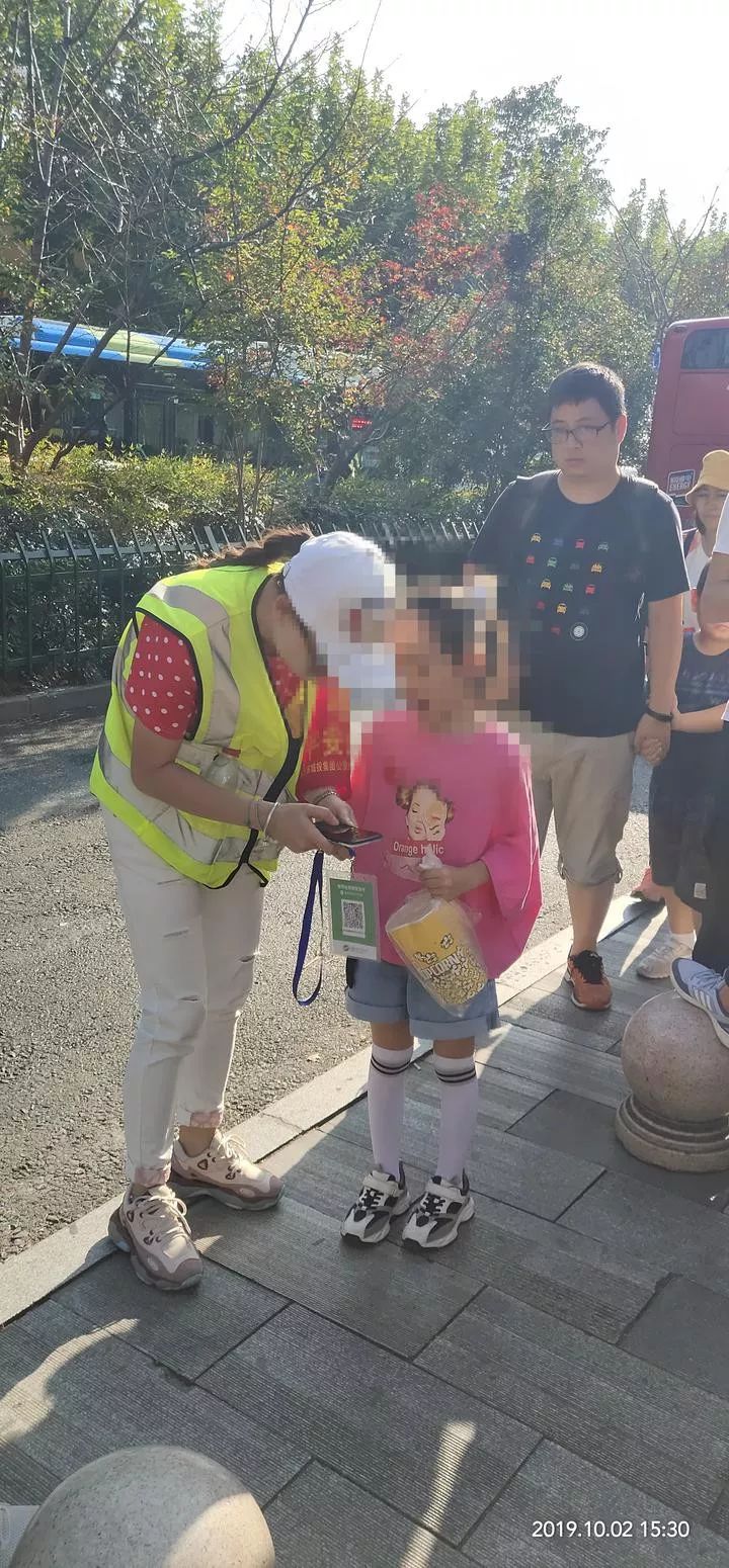 西湖景区崩溃一幕!小女孩跟着"爸爸"上公交车,伸手一抱:认错人了!