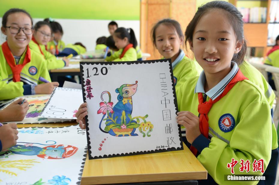 "生肖邮票文化创意设计"活动,学生们在课堂上手绘中国生肖图案邮票