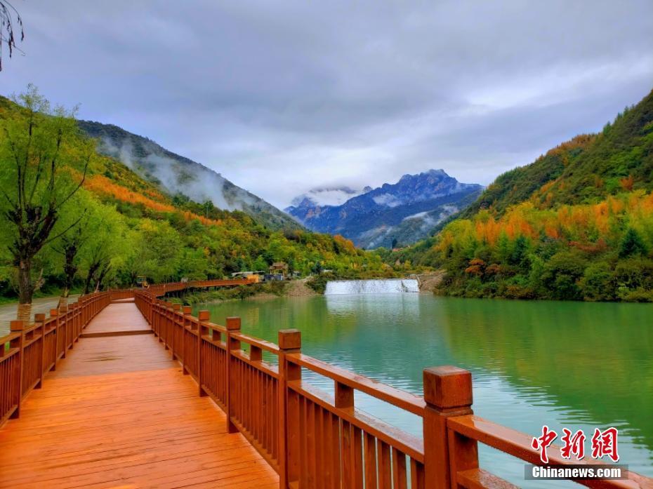 秋季的甘肃陇南市宕昌县官鹅沟景区内现"五彩"秋景,湖泊,远山,长廊等