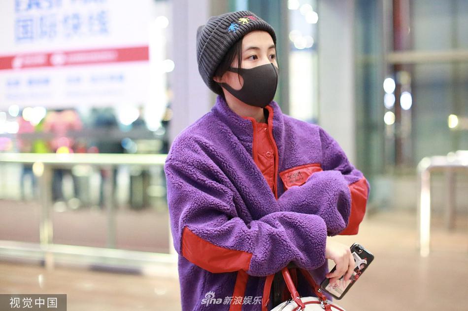 张子枫穿紫色毛绒外套提前过冬口罩遮面呆萌惹人爱