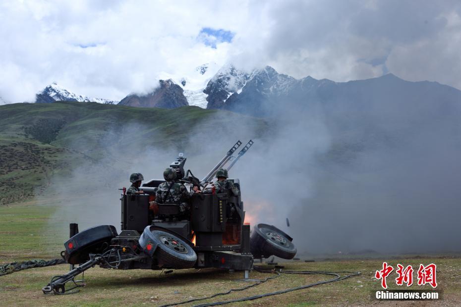 高原防空兵实兵实弹锤炼全天候防空能力