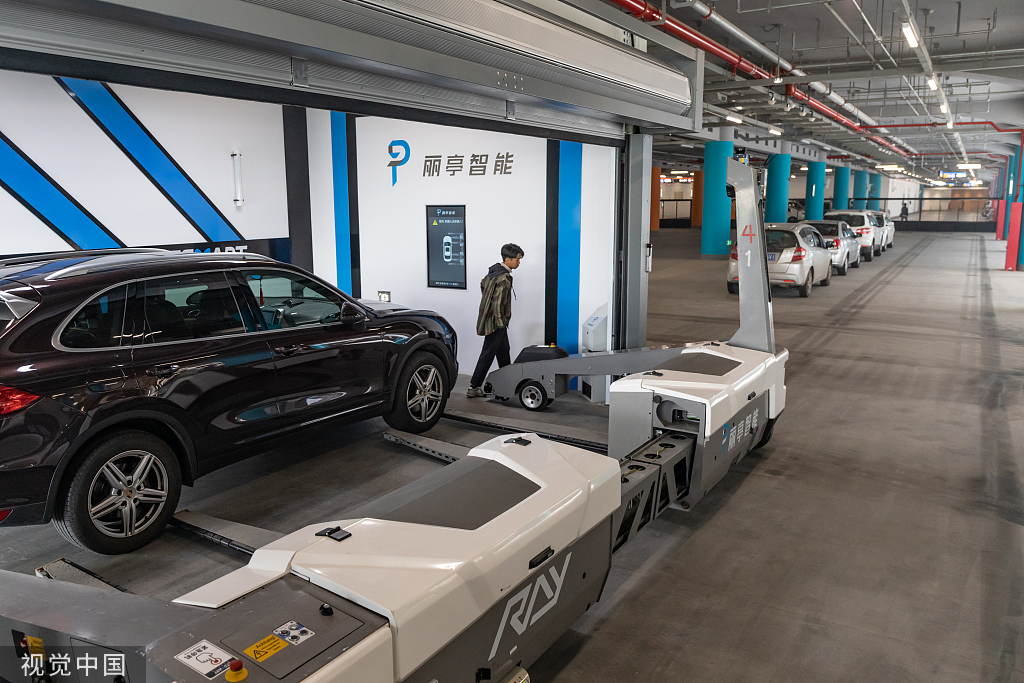 2019年10月19日,北京,大兴国际机场推出机器人停车场,实现停车无人化.