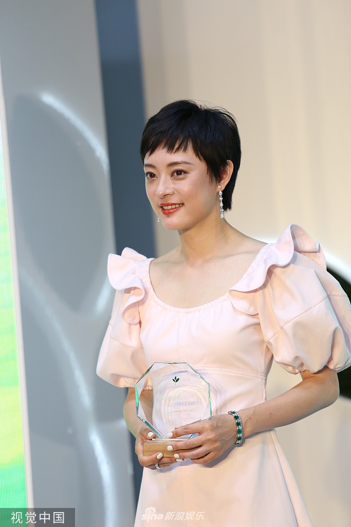 孙俪一袭白裙秀女人味温婉大气 一头短发韵味十足