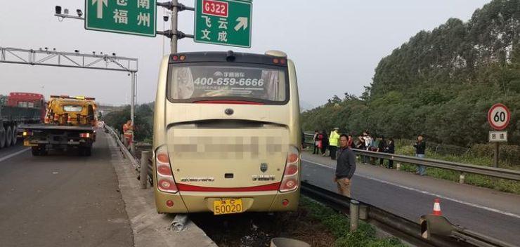 小车错过出口突然变道停车 载35人大客车冲出高速 小车错过出口突然变道停车 载35人大客车冲出高速