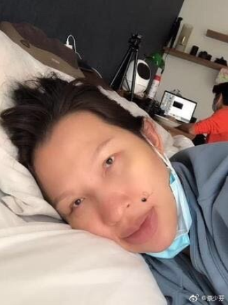 盛夏晚晴天吻戏孕妈蔡少芬用变丑滤镜自拍 搞怪配文"美有多种"